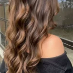 Beautiful long wavy hairstyle for moms looking for an easy and stylish look.