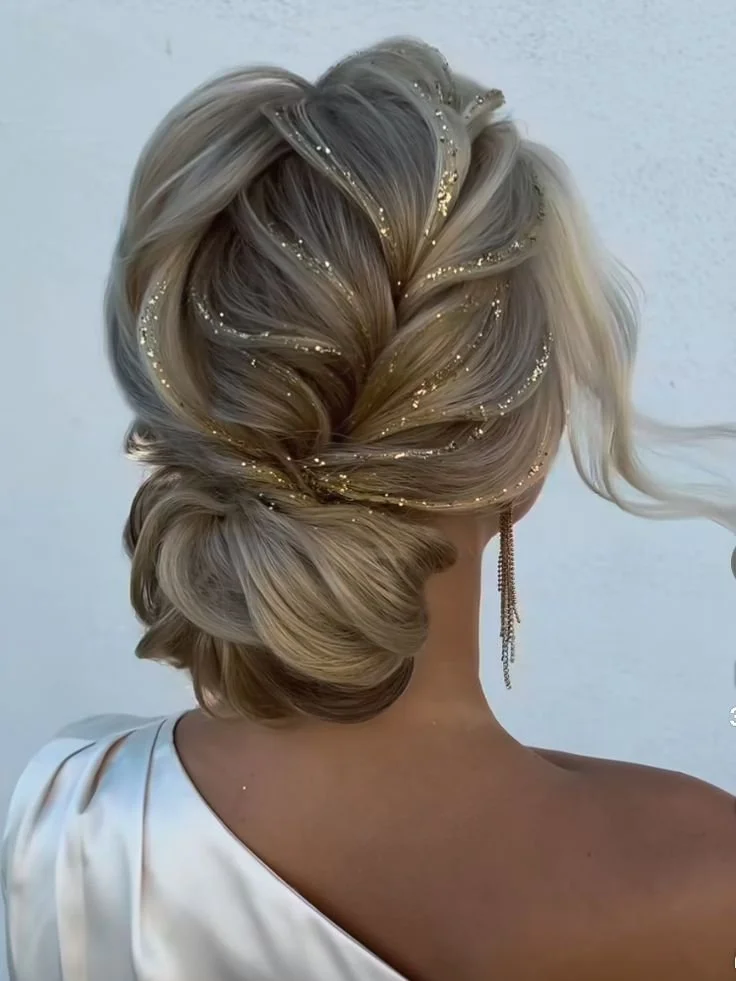 Bridal hair featuring long half-up wedding hairstyles inspired by Gatsby styles.