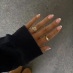 DIY blue nails with natural dyes for a trendy manicure