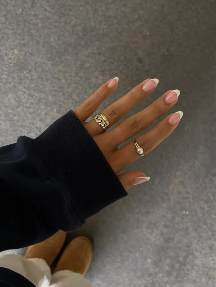 DIY blue nails with natural dyes for a trendy manicure