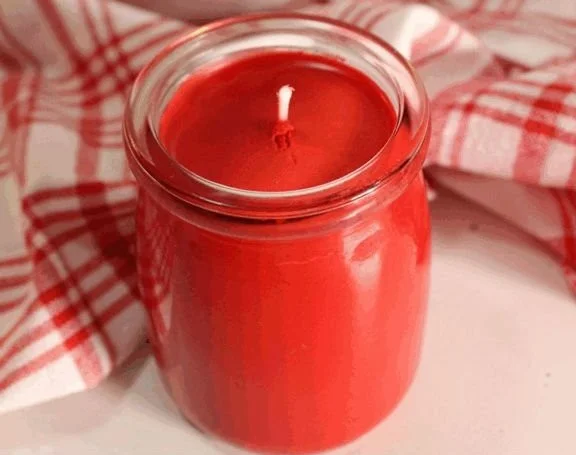 DIY candy cane candle with essential oils for a festive holiday experience