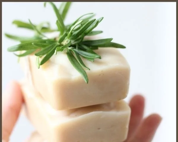 Easy homemade goat milk soap recipe for beginners made with natural ingredients