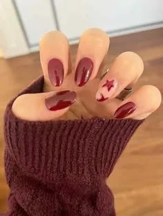 Elegant short chic nails design for a stylish DIY manicure at home.