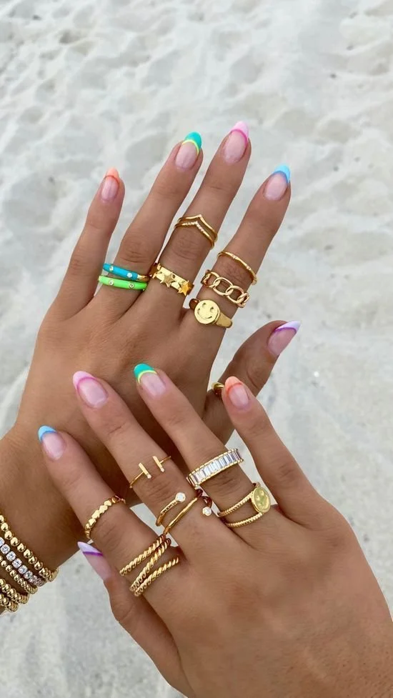 Trendy short nails for summer 2023 showcasing stylish uñas cortas.