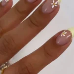 Bright yellow manicure ideas and DIY nail art for beginners this summer.