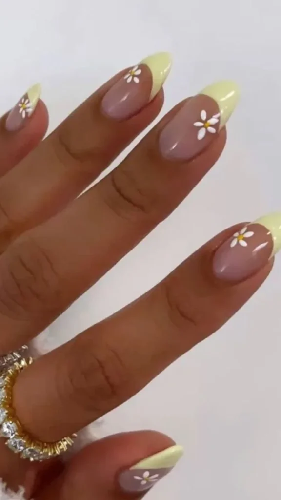 Bright yellow manicure ideas and DIY nail art for beginners this summer.