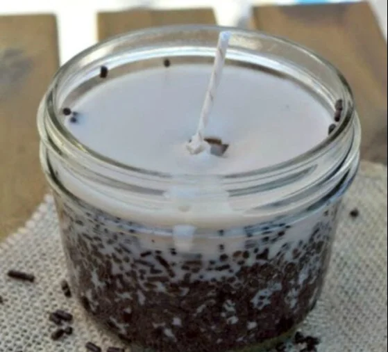 Homemade chocolate brownie candle with natural scents for beginners.