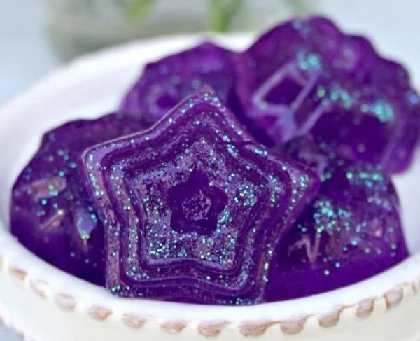 Homemade jiggly jelly soap made with easy-to-find ingredients.
